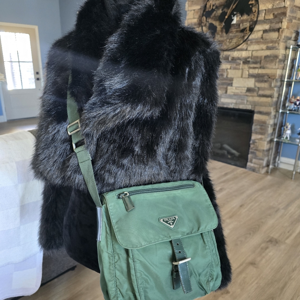 Authentic Prada Forest Green Messenger Bag - Picture 3 of 15